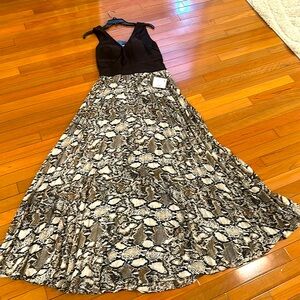 XSCape Long Black and pleated dress